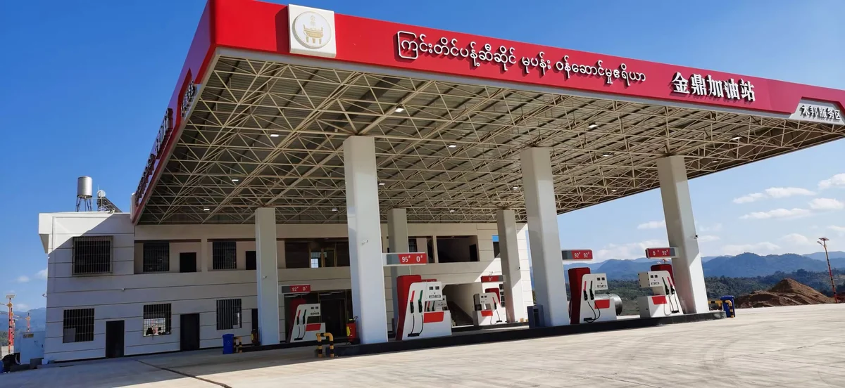 217KWH-50KW Hybrid-Energiespeichersystem-Lösung Jinding Gas Station front view showing service area and TAOYAN ESS integration