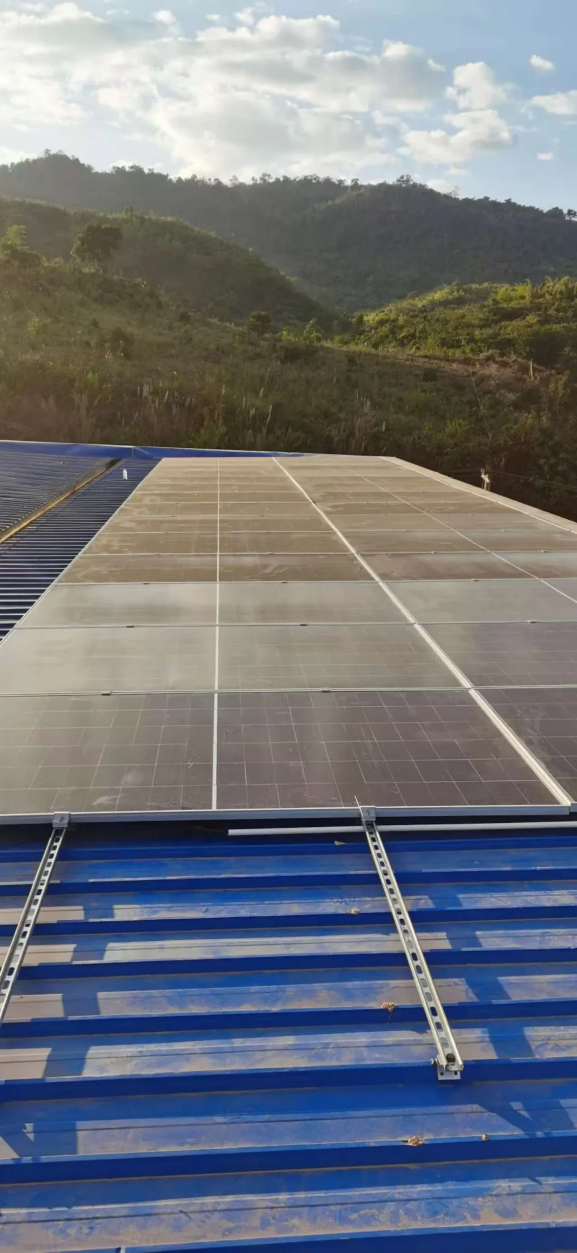 Solar PV panels on rooftop of Jinding Gas Station for daytime ESS charging