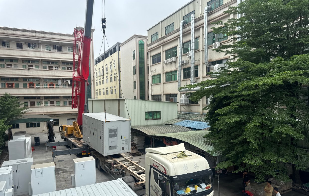 Grue soulevant le conteneur BESS 2610kWh pour installation