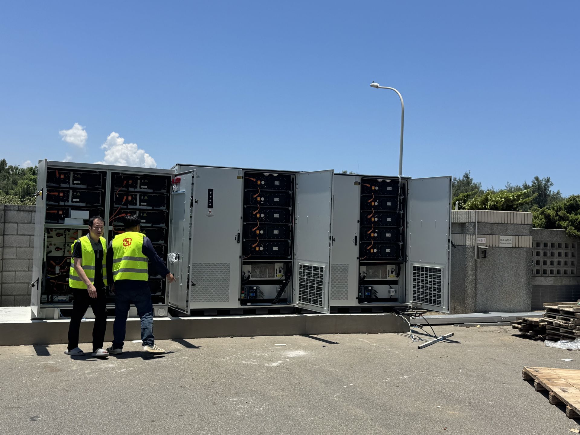 3132kWh-1500kW Industrial BESS with UPS Combiner Cabinet(In Taiwan, China) Full system panorama - 6 BESS cabinets installed