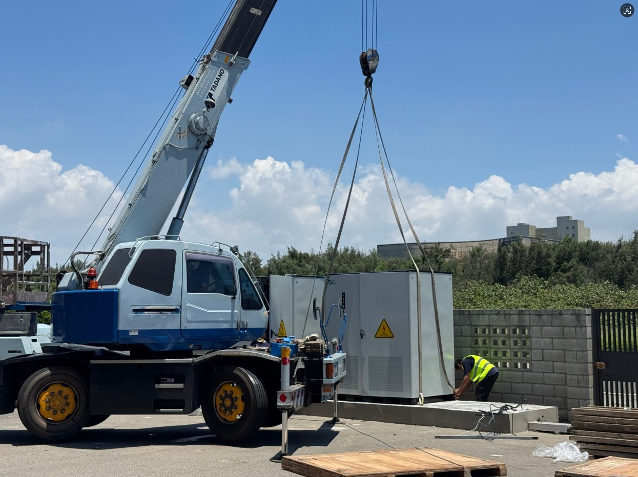 Crane lifting BESS cabinet on site (1)
