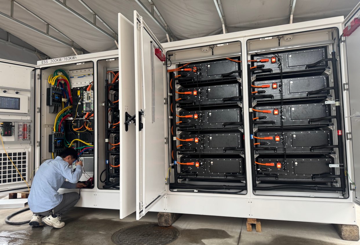 ESS 300kW/783kWh interior view showing liquid-cooled LFP battery modules and PCS compartment