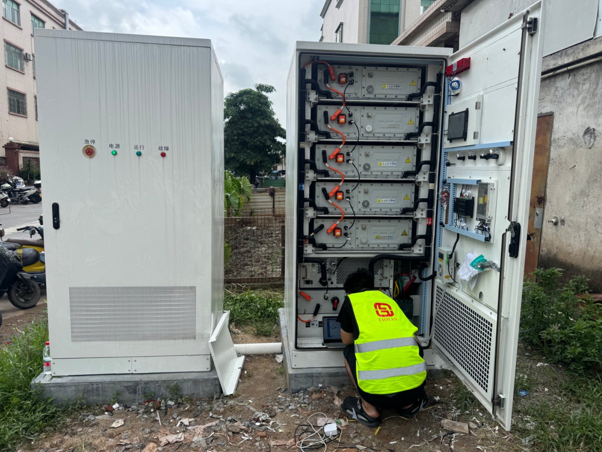 Malaysia 522kWh closed unit front panel showing status indicators - emergency stop power run fault