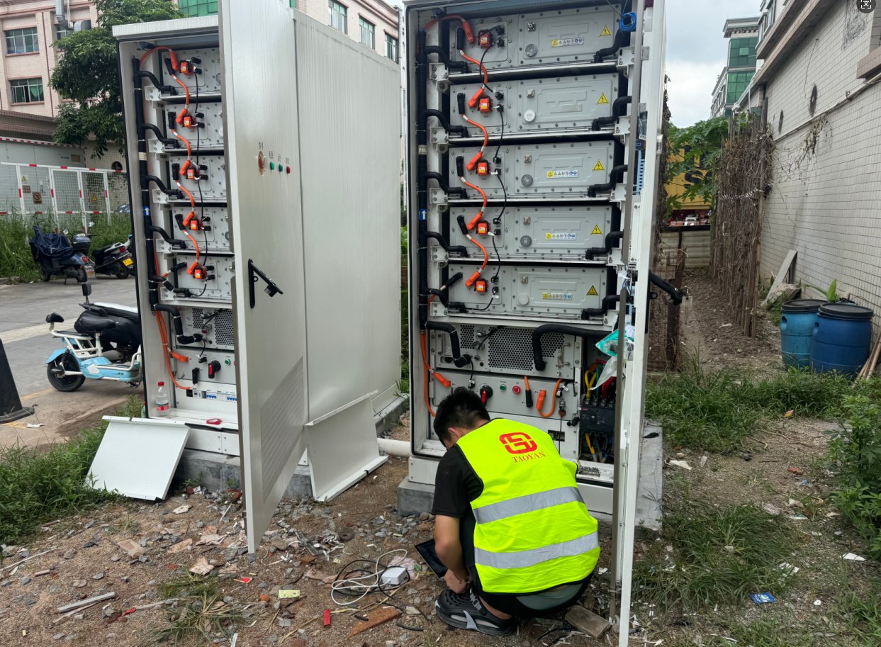 522KWH-250KW Malaysia Solution Malaysia 522kWh storage side view with TAOYAN technician commissioning the system