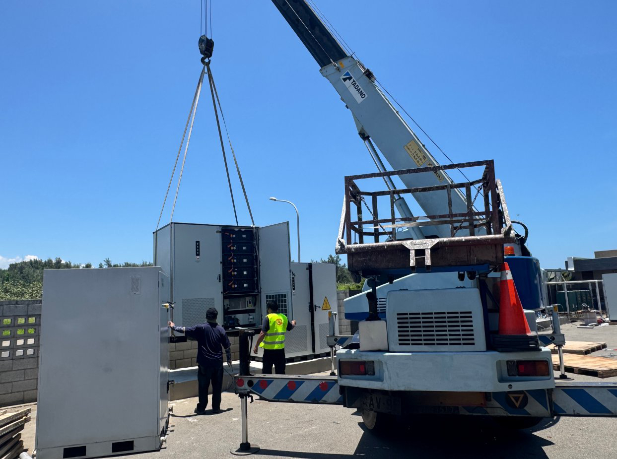 Crane lifting BESS cabinet on site (2)